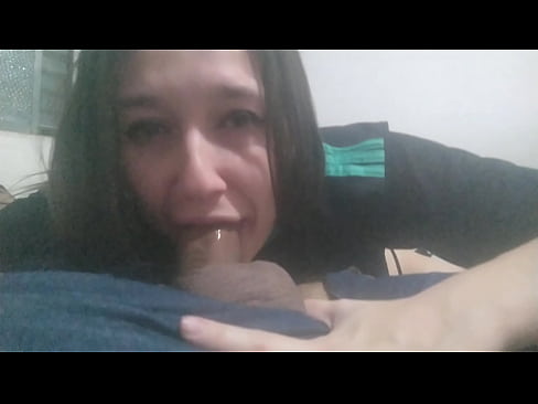 Сосет толстый член друга